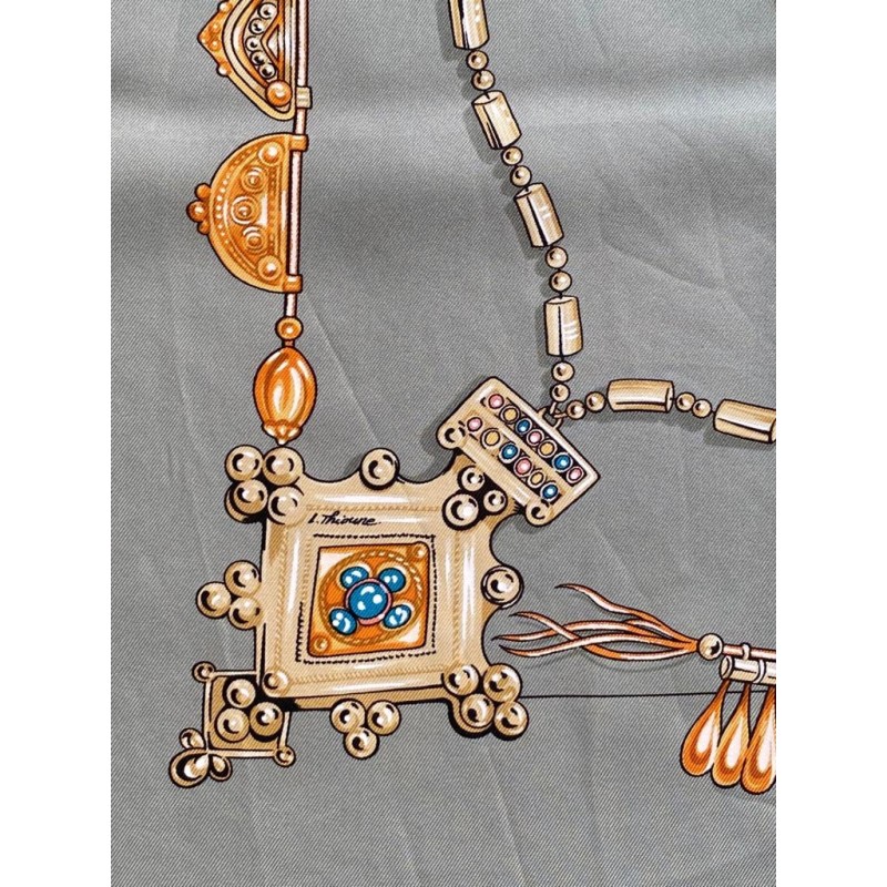 Carré Hermès 90cm 'Les Parures Du Vents' - Fond Noir, Bordure Noire, Coin Abîmé, Occasion